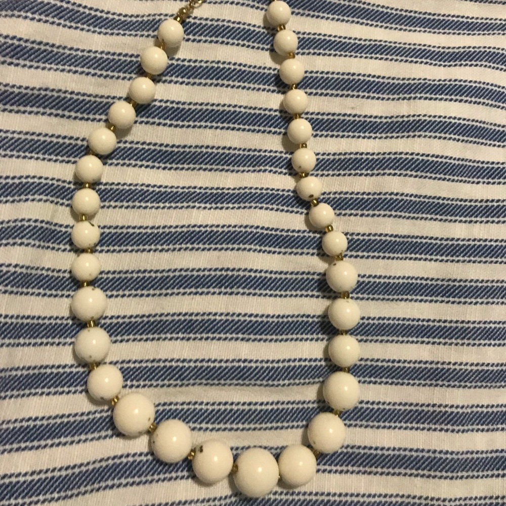 Speckled pearl necklace
